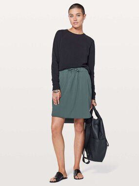 LULULEMON On the Fly woven skirt Sizse 6 EUC dark greenish